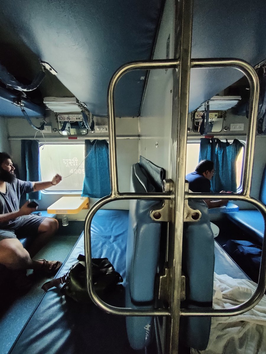 Keeka92's tweet photo. The worst step ladder and bottle holder design I've ever seen in a train by the Indian Railways. The older ones were so much better!! Function over Aesthetics please..

@RailMinIndia @PiyushGoyal https://t.co/vtgZ8ECmmy