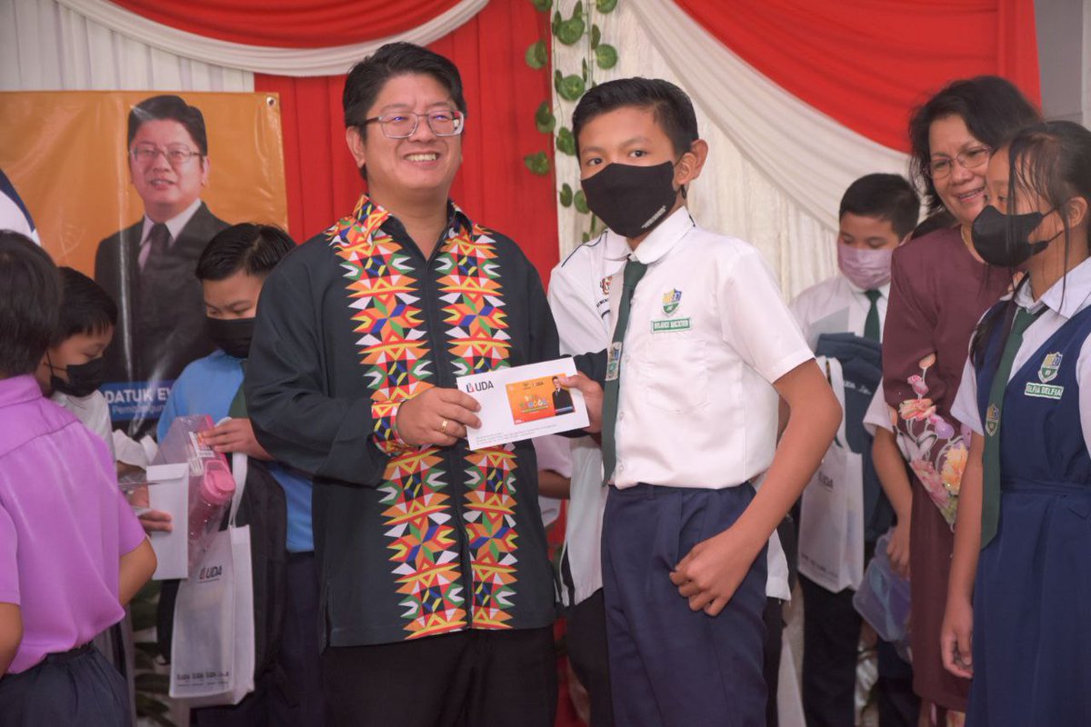 Kelmarin di Penampang, hari ini bersama-sama UDA Holdings, Suruhanjaya Koperasi Malaysia dan agensi2 @KUSKOPMalaysia menjayakan Program CSR UDA Cares - Back To School kepada 300 murid dari 10 buah sekolah dalam kawasan DUN Kadamaian.
#TerusCemerlang