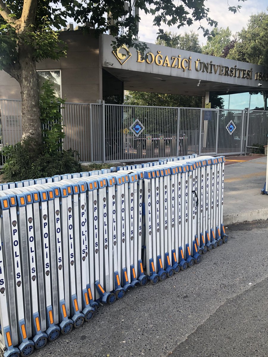 Boğaziçi Üniversitesi mezunlarının kampüse girişinin rektörlük tarafından SÜRESİZ yasaklandığını biliyor musunuz?

Şu an okula hiçbir mezun alınmıyor. "İkinci bir emre kadar" da alınmayacağını çok sevgili güvenlik görevlileri belirtti.