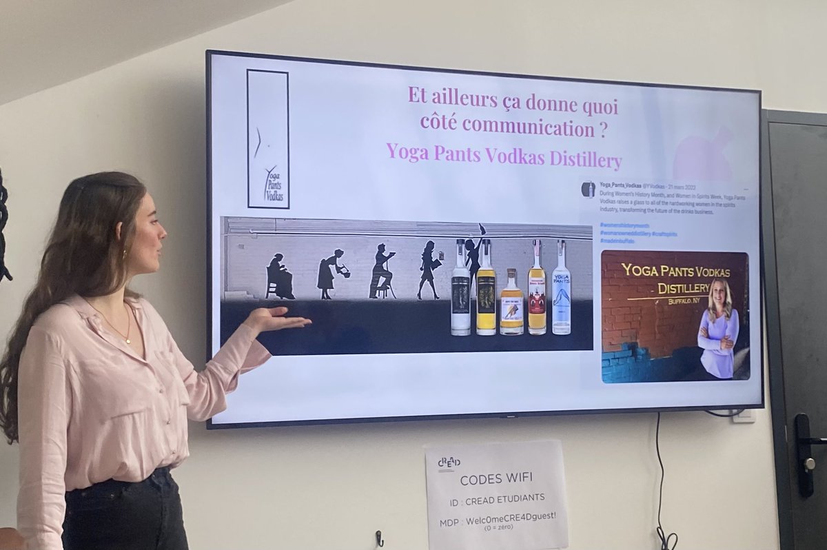#Masterclass <a href="/pinks_spirits/">Pinks Spirits</a> 🍹

La communication des spiritueux sans la Loi Evin (donc hors France) ça donne quoi ? 

Eh bien des marques comme Yoga Pants Vodkas Distillery ciblant les mères de famille pratiquant le yoga 🧘‍♀️🤔 #pksspiritueux #mbadmb