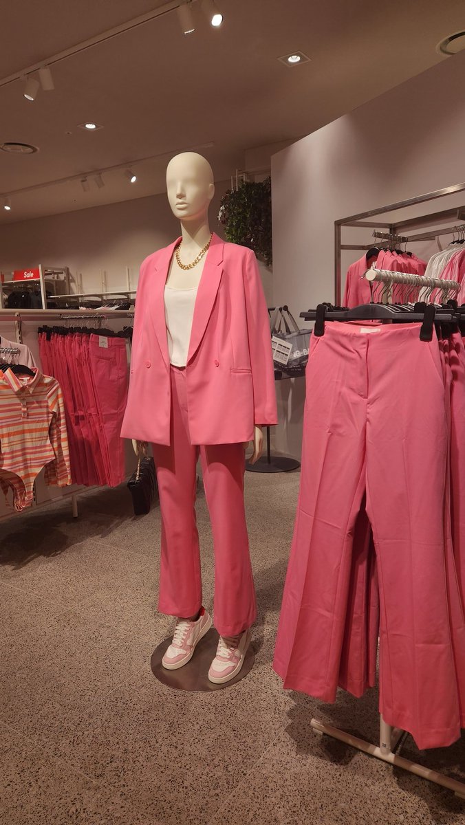 IDPeaceKey's tweet photo. H&amp;M 뭐임? https://t.co/oMNoUhl5wK
