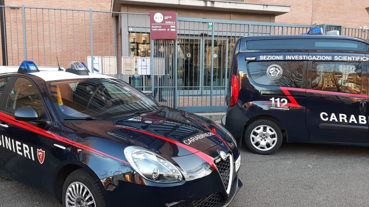 C_Randieri's tweet photo. Agenzia_Ansa "Dai primi esami degli investigatori allo Iulm di Milano, dove stamani un custode ha trovato una 25enne impiccata in un bagno, risultano elementi che fanno propendere per un suicidio. #ANSA https://t.co/E2Y75IfaZp" - Via @C_Randieri #Randieri https://t.co/wdoJ3FmQfx