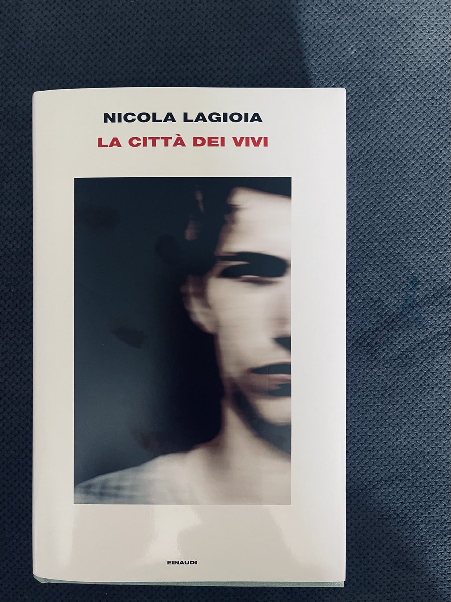 sruz1977's tweet photo. #ioleggo #unlibrosempreinborsa 📚📖 https://t.co/blpzhFMBl3
