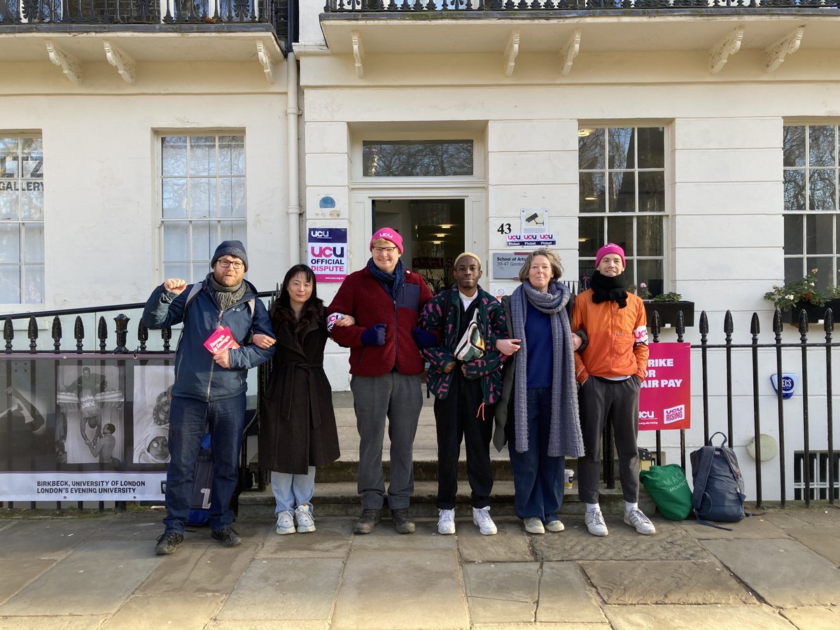 Good morning from our picket at the School of Arts - joined by students from the MFA Theatre Directing! #ucuRISING #ucustrikes