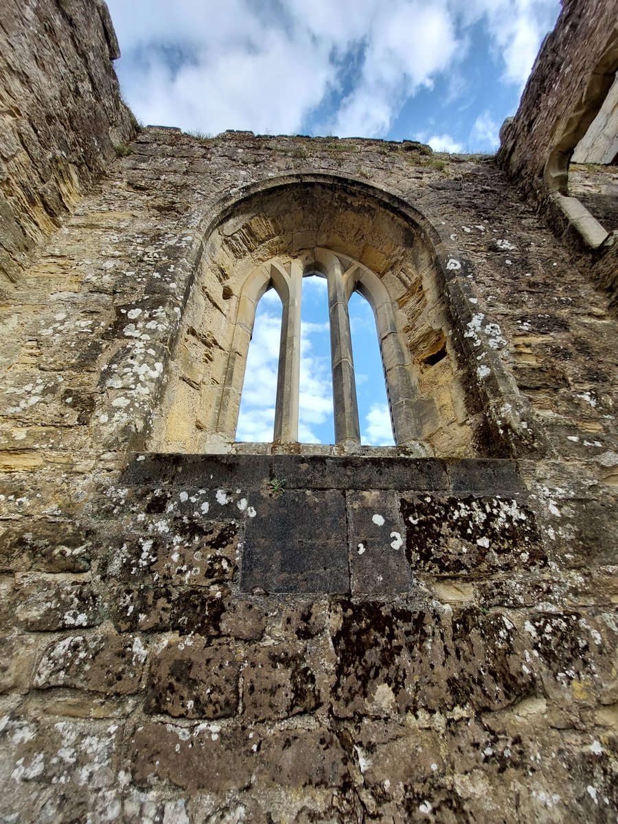 #WindowsOnWednesday #WindowsWednesday
One time window of chapel in Bodiam Castle.