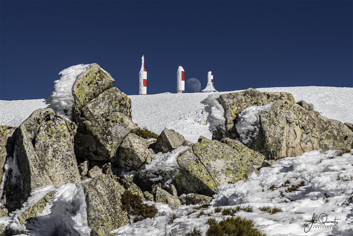 JoseAQuirantes's tweet photo. La luna saliendo ayer entre las antenas de la Bola del Mundo, Alto de Guarramillas (P.N. Sierra de Guadarrama), desde el collado de los Emburriaderos. https://t.co/PHfoBeUf1F