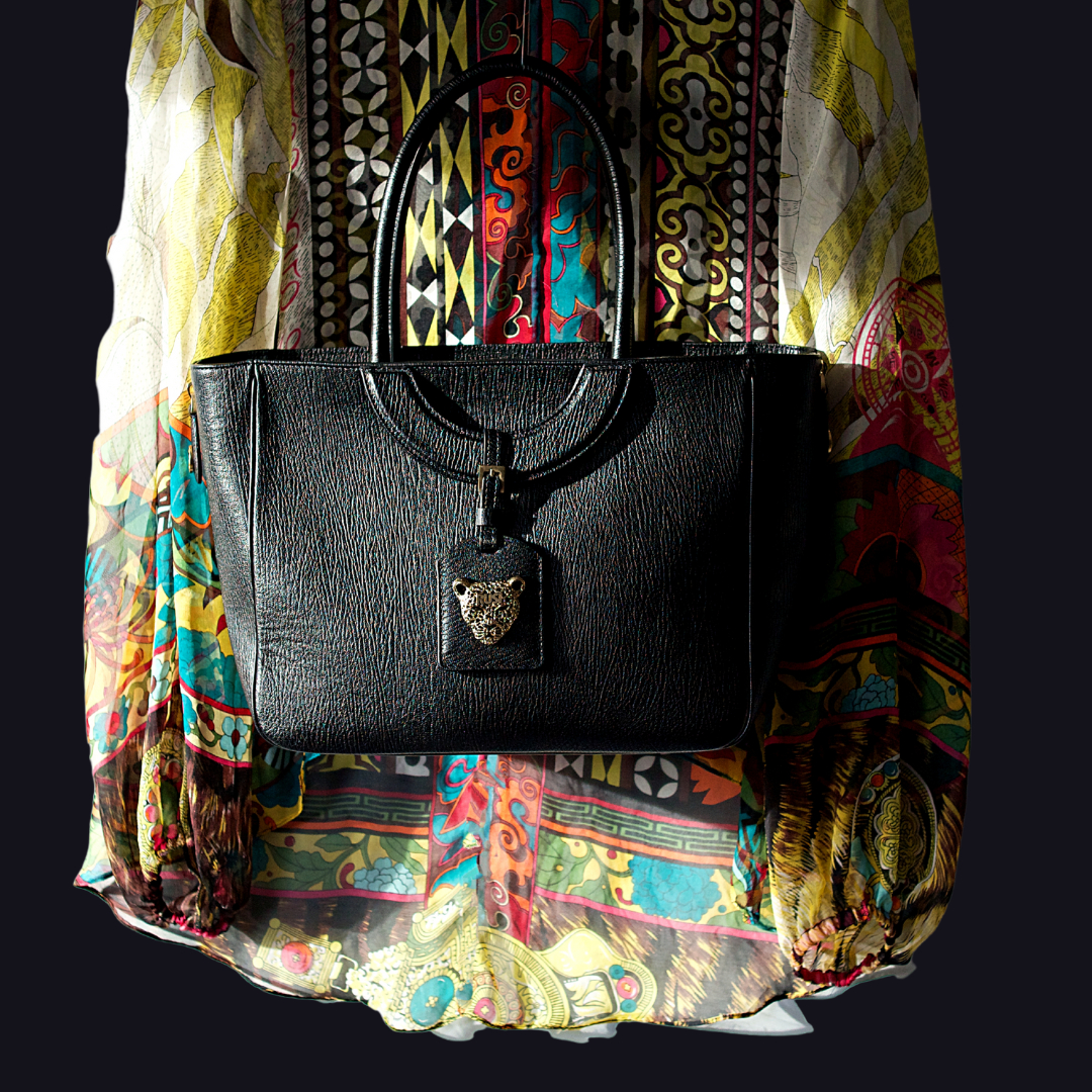 Rusikoko's tweet photo. Carry me forever!  Black Mezzaluna Tote 

#luxuryhandbags #designerhandbags #handbaggoals #handbaglover #highfashion #luxurylifestyle #luxuryaccessories #luxurybags #luxehandbags #luxuryfashion #rusidesigns #RusiDesignsHandbags #RusiDesignsLuxury https://t.co/SQtxTNiM76