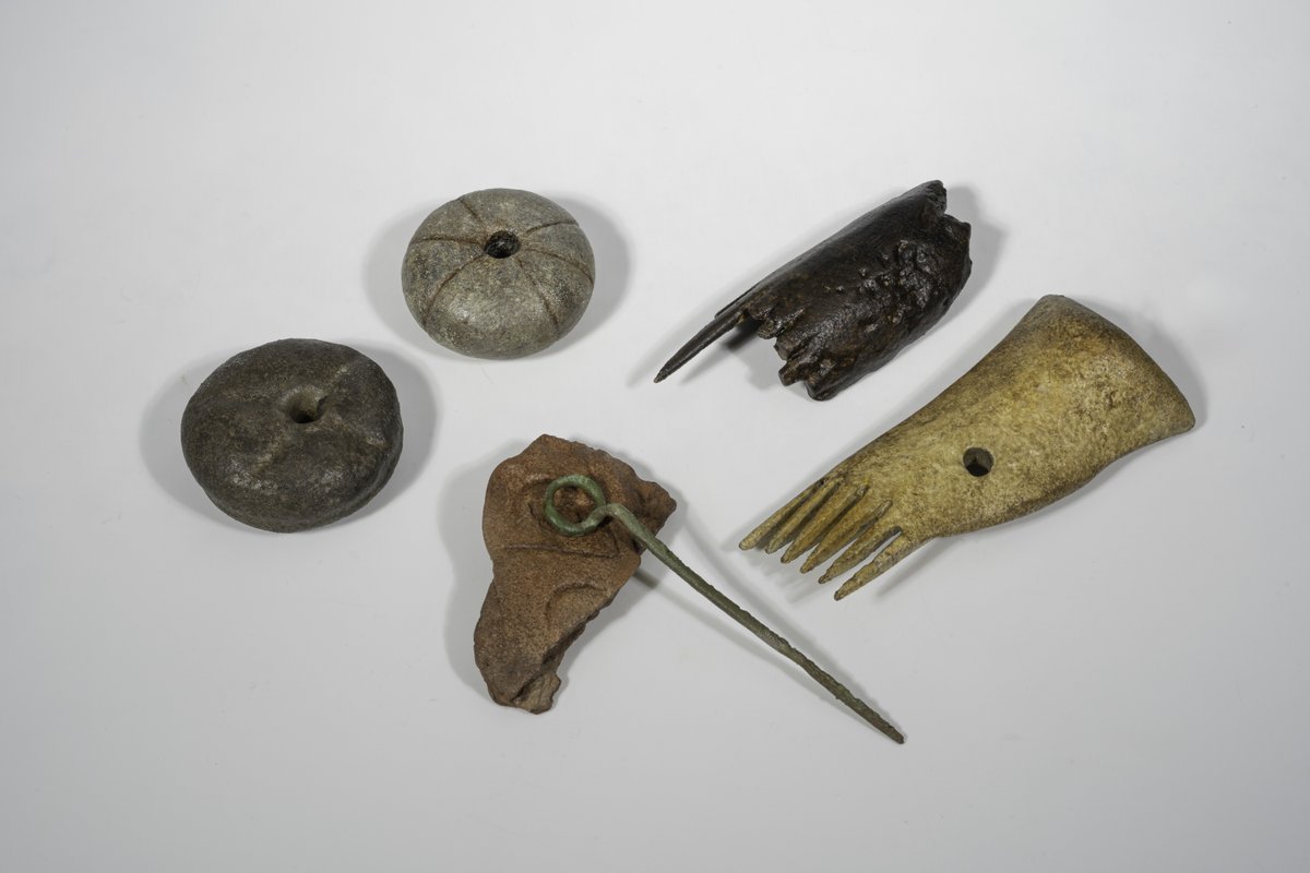 Don't let your eyes fool you- these amazing artefacts are in fact replicas of some of the objects from #Clachtoll Broch. Each one was 3D printed and then painted by hand to replicate the colours and textures of their Iron Age counterparts. FInd out more: 
buff.ly/3kReYLJ