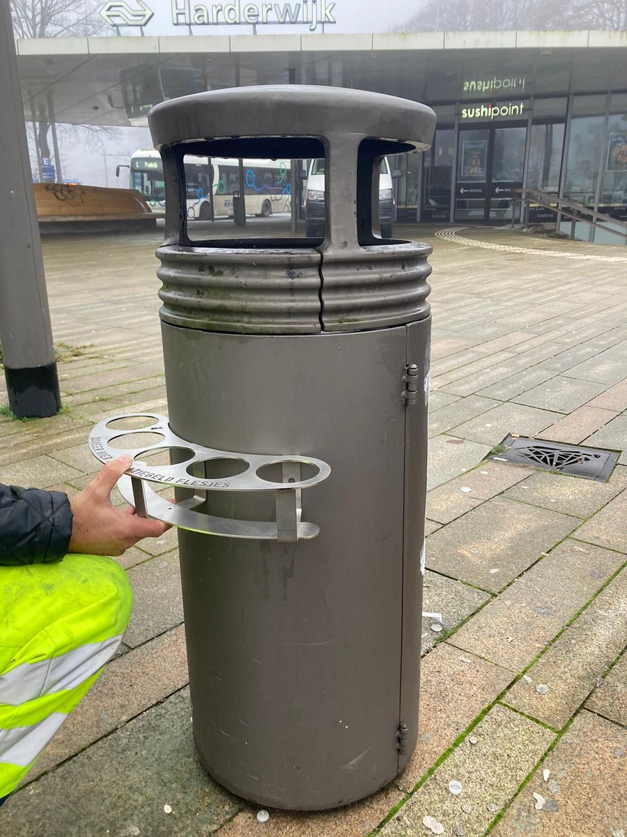 Wat is die ijzeren ring op verschillende afvalbakken in de stad? Hier kun je een leeg plastic statiegeldflesje inzetten, zodat anderen ze kunnen inwisselen voor statiegeld. Zo sparen we ook het milieu!