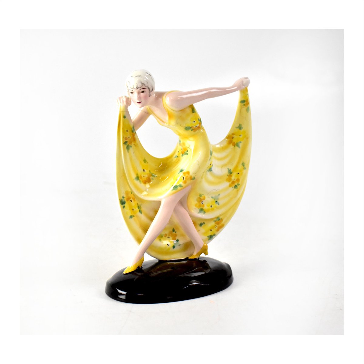 apauctionhouse's tweet photo. ~ Asian Art with Antiques &amp; Collectors' Items ~
Today and tomorrow from 10am at the Liverpool saleroom
Bid live and register here https://t.co/ECrKahRbtH 
Lot 297 ~ GOLDSCHEIDER; an Art Deco figure by Josef Lorenzl, estimate £100-150
#goldscheider #artdeco @apauctioneers https://t.co/aEzba3xKVM
