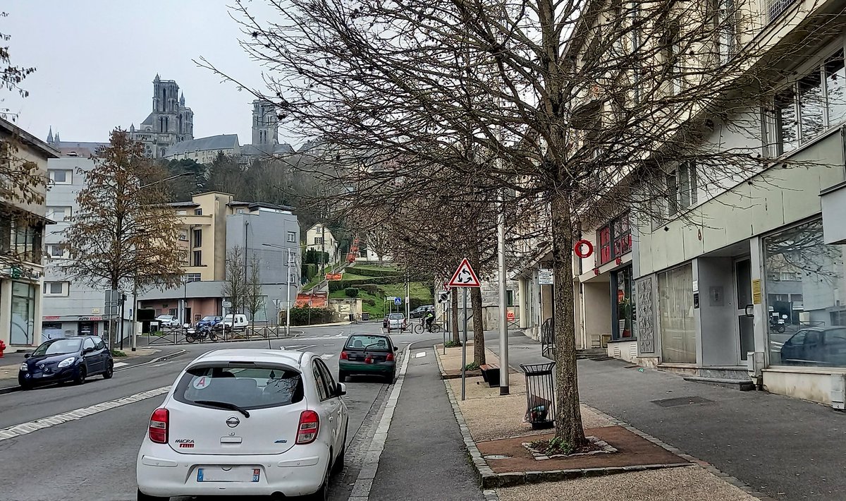 LaonTourisme's tweet photo. [L🅰️ON D'🅰️NT🅰️N]
📍 Vue sur l'avenue Carnot

Crédit cp ©️ DR

#Laon #laondantan
#Aisne #hautsdefrance #Picardie
#villebasse #avenuecarnot #gare #quartiergare #escaliermunicipallaon 
#XXe #20thcentury 
#thenandnow #thenandnowlaon #avantapres #beforeandafter #pastandpresent https://t.co/YDimkh9pYj