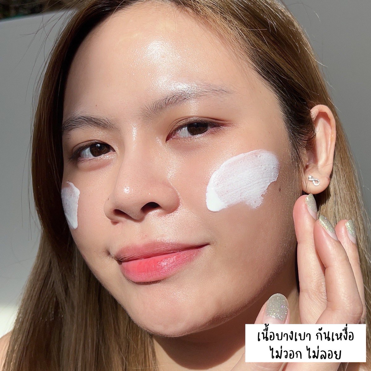 Nananblogblog's tweet photo. กันแดด BIODERMA เอาเรื่องนะ
2 สูตรสุดปังเพิ่งรีแพคเกจใหม่มาพร้อมเทคโนโลยีมีซันแอคทีฟดีเฟนปกป้องผิวจากแสงแดด ผิวแพ้ง่ายใช้ได้
ตัวแรก #Bioderma PHOTODERM Aquafluide SPF50+ เนื้อน้ำนม���างเบา ทาสองข้อนิ้วได้สบายๆ ไม่วอกไม่ลอย ฟินิชผิวชุ่มชื้นโกลว์สวยกำลังดี เริศ! #PhotodermAquaFluide https://t.co/GAeZM14CxX