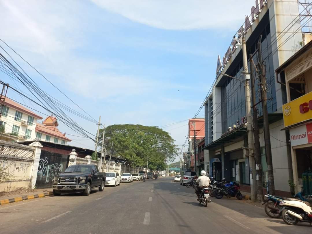 IrrawaddyNews's tweet photo. Streets lie deserted in Mon State townships as Myanmar observes a silent strike on the second anniversary of the coup on Feb. 1. #WhatsHappeningInMyanmar https://t.co/bIa4ygt6Of