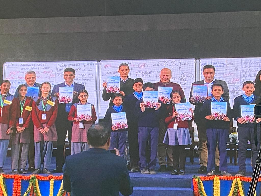 Happiness Classes Delhi (@happinessdelhi) on Twitter photo A glimpse of our children, various esteemed government officials and our Dy. Chief Minister & Education Minister, Shri <a href="/msisodia/">Manish Sisodia</a> launching अभ्युदय, our very own Happiness Magazine! A glimpse of our children, various esteemed government officials and our Dy. Chief Minister & Education Minister, Shri <a href="/msisodia/">Manish Sisodia</a> launching अभ्युदय, our very own Happiness Magazine!