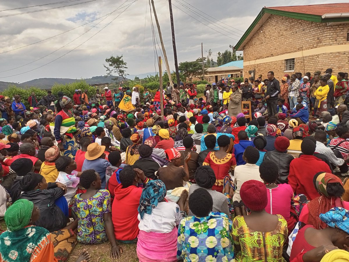 SectorMuhanga's tweet photo. Kwizihiza Umunsi w'Intwari z'Igihugu ku nshuro ya 29 ku rwego rw' umurenge wa Muhanga wabereye mu kagari ka Tyazo, Umushyitsi mukuru ni Umunyamabanga Nshingwabikorwa w' Umurenge ari kumwe n' umuyobozi wa Polisi Station ya Muhanga, turasoza no horoza inka umuryango utishoboye. https://t.co/VPWJ14ersT