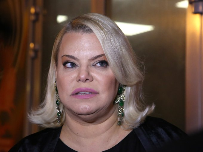 Врёт сказка. Бабушка всё-таки умерла. От голода. Пирожки к ней не доходили.