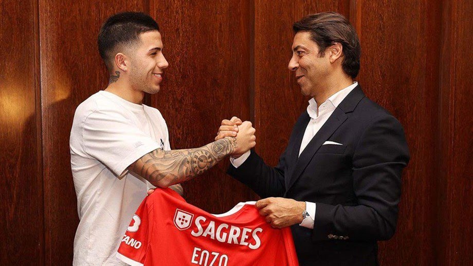 CabineSport's tweet photo. Jornal A Bola: "Rui Costa fez tudo para manter o jogador e o jogador fez tudo para sair. O presidente encarnado chegou a propor a Enzo assinar pelo Chelsea, ficar até final da época e não perder um tostão que fosse. Mas Enzo recusou. Não quis mais jogar pelas águias." https://t.co/mxYGXCQMqM