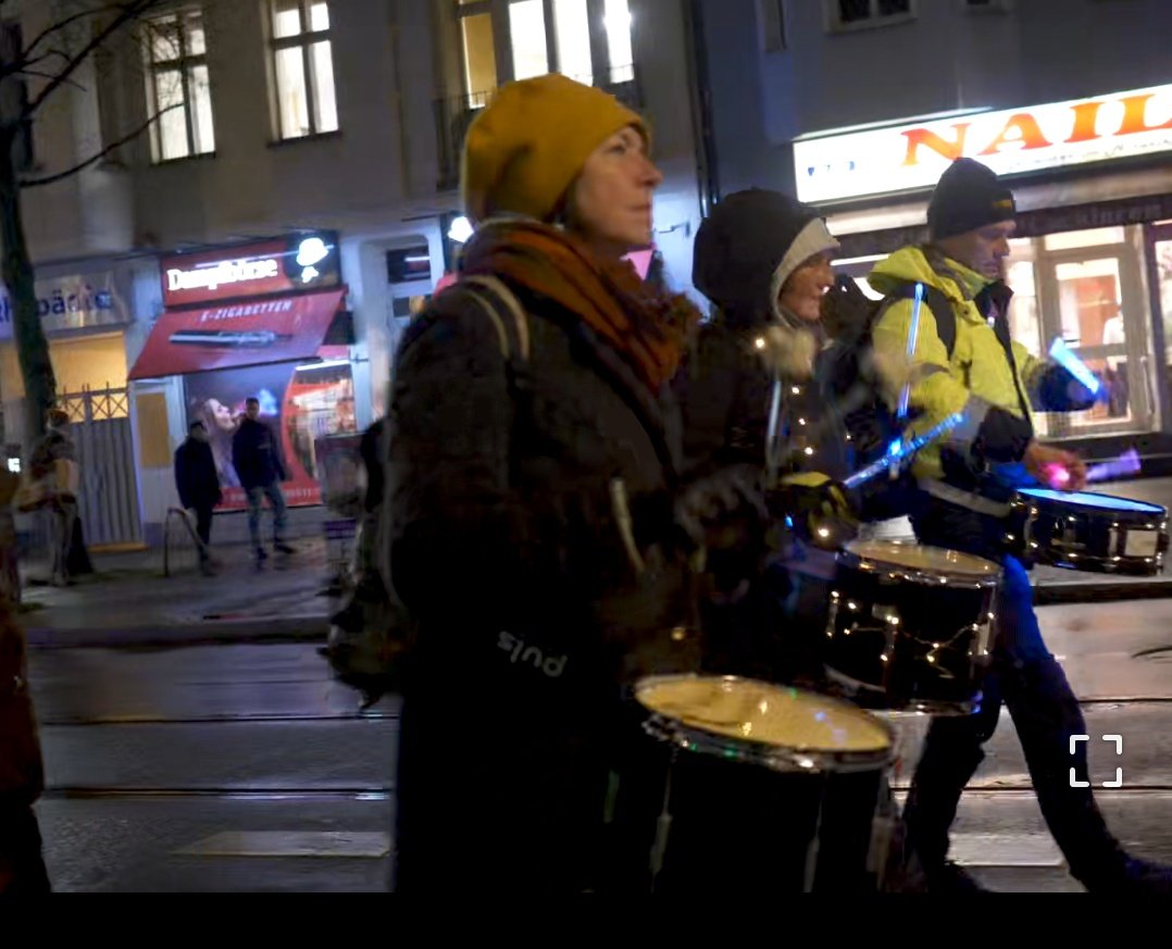 alte_zecke's tweet photo. Die Montagsdemos in #Kopenick habem wieder mehr Zulauf. Corona war gestern. Jetzt ist es der Ukraine Krieg und Waffenlieferungen was über 100 auf die Str.bringt. Seit dem keine Störaktionen mehr kommen und Gegenprotest nicht mehr existiert trommeln sie ungestört durch Köpenick. https://t.co/VCqERc185U