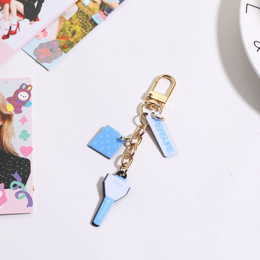 Freebies for malaysian teume maybe? okay tak nak survey dulu

- blue card holder
- treasure keychain 

#TREASURE #TREASUREinKL