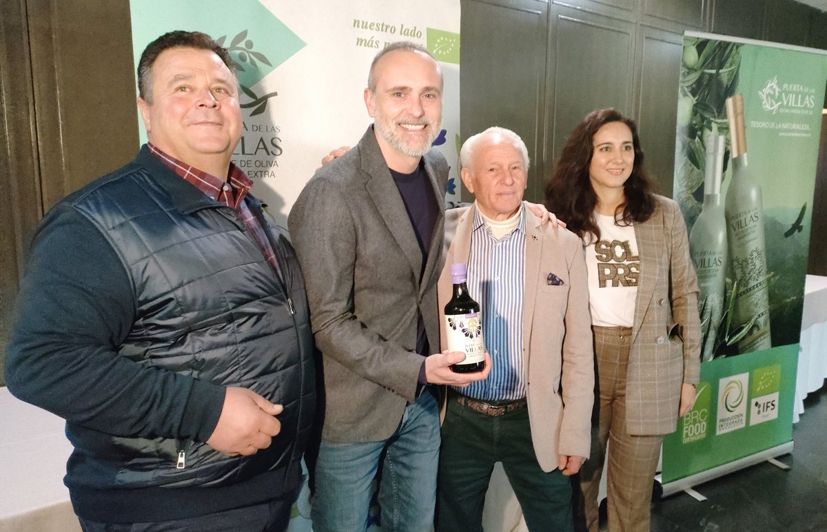 OleumXauen's tweet photo. La cooperativa San Vicente de Mogón y el cocinero dos estrellas Michelin Rodrigo de la Calle se alían para la promoción de la marca de AOVE @puertalasvillas @rdelacalle @pepegilabertb  @marmanrique5 https://t.co/ooYS5aqDZz