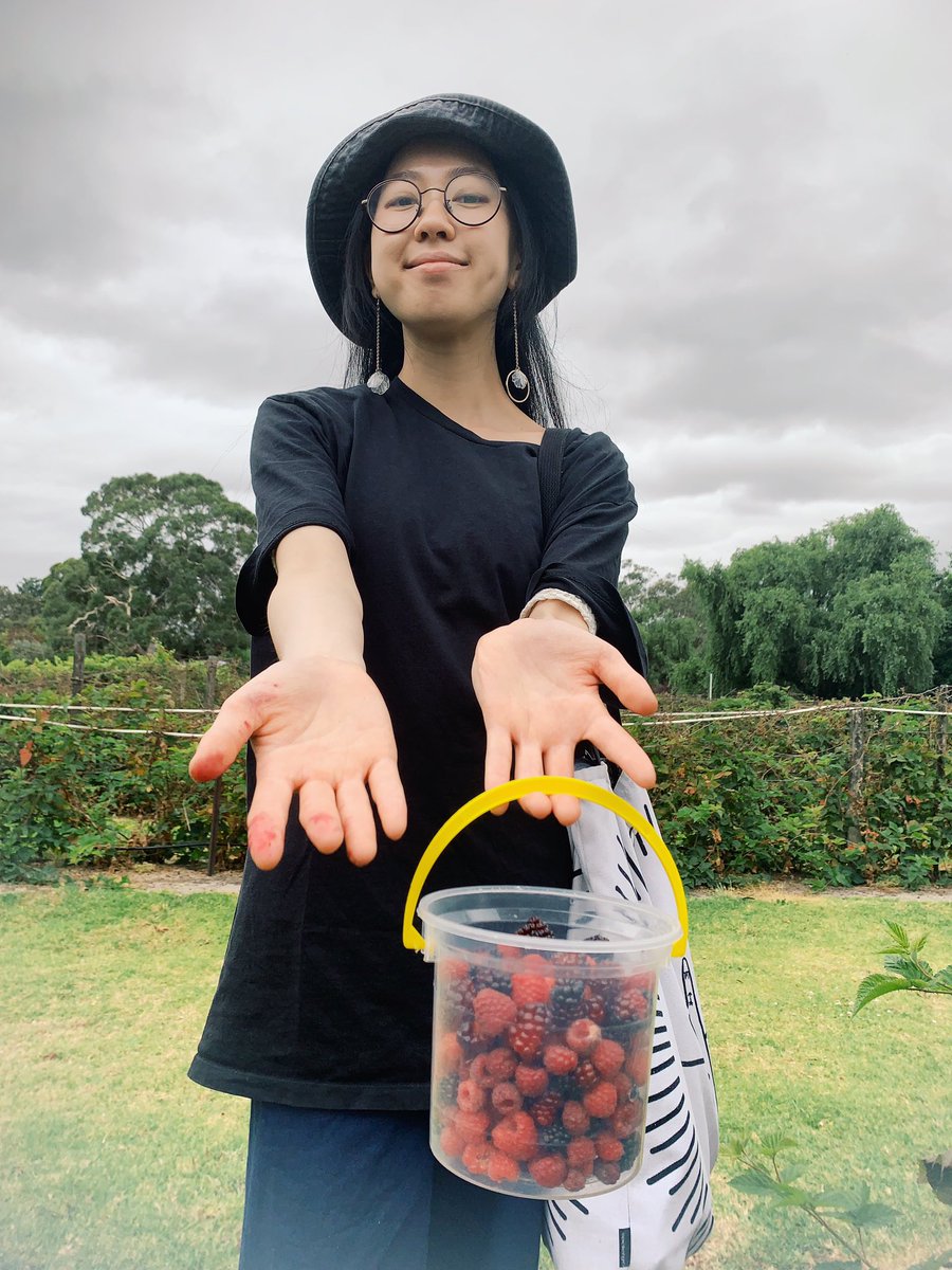crownsnbirds's tweet photo. having a string of unbelievably good days with @brnwen 🥹♥️🥰 we picked berries today!!!! https://t.co/8t5jHQuq2n