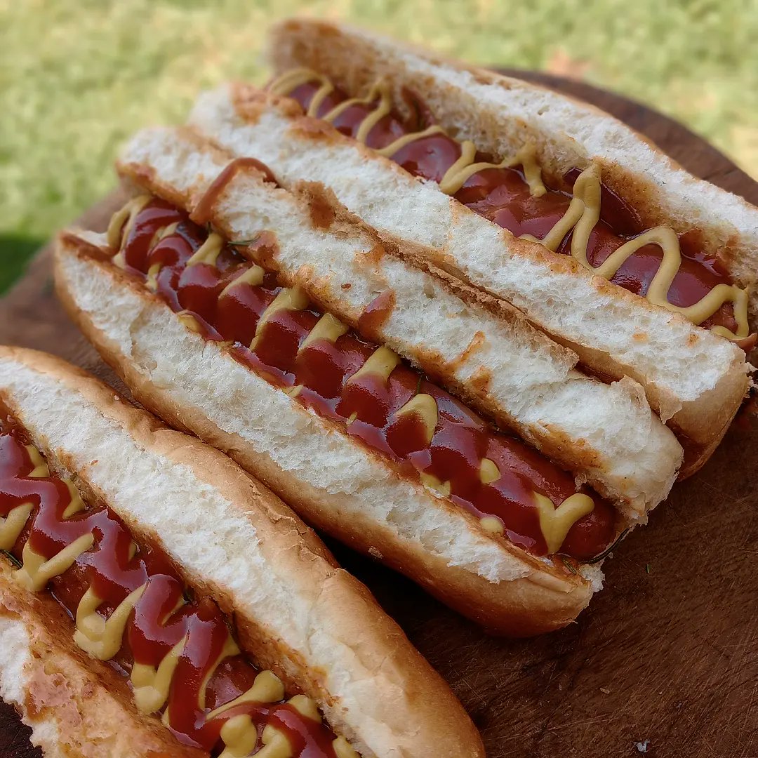 Are you debating on what to have for lunch or what to surprise your #wcw with? Well how about some freshly made hotdogs🌭😍 buy 2 at 16,000shs and get 1 free.

#WomanCrushWednesday #foodlover #foodbank #foodbaby