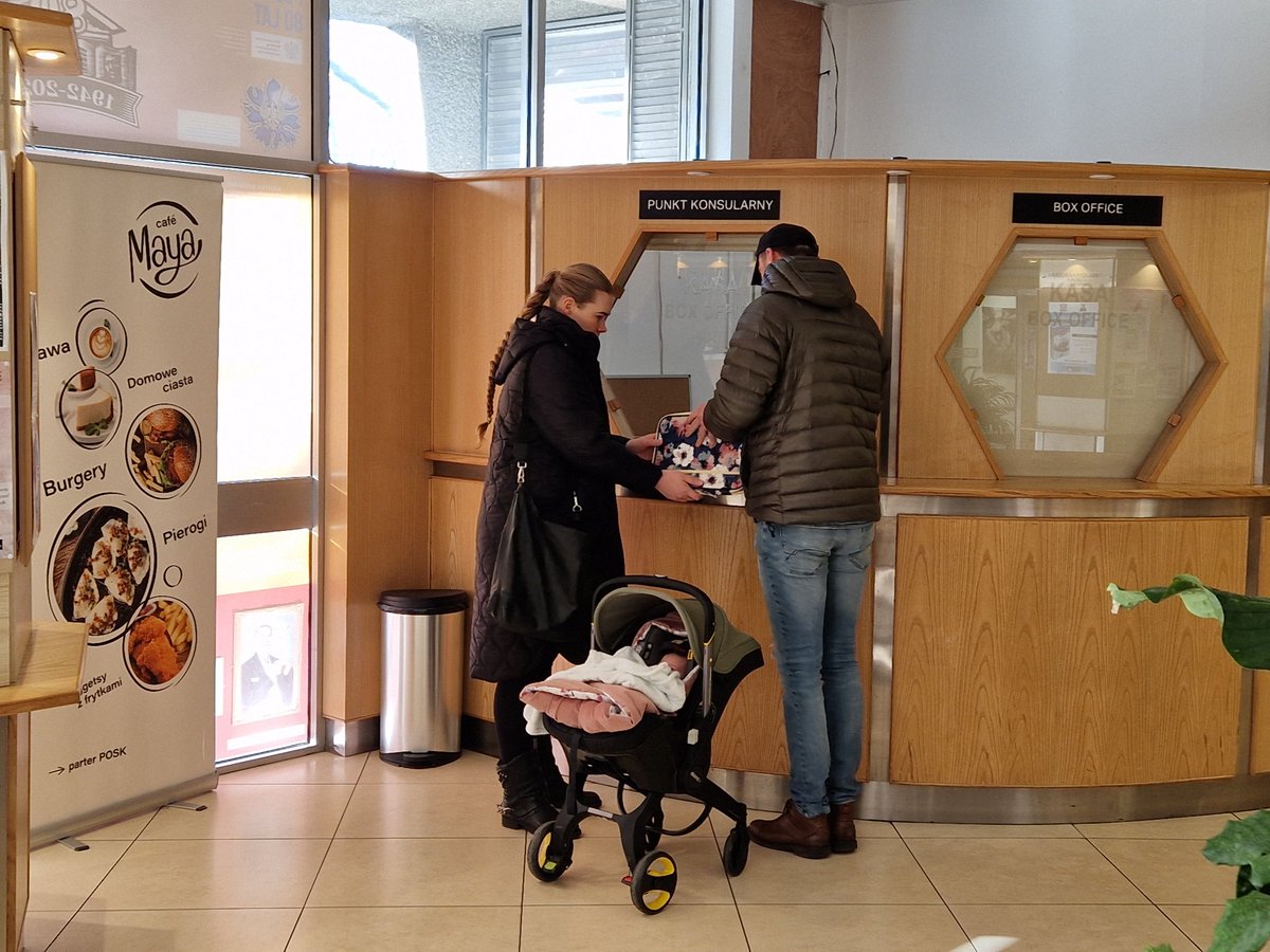 Informujemy, że od dnia dzisiejszego Wydział Konsularny Ambasady RP w Londynie wznowił paszportowe dyżury konsularne.

Na rodzinną wizytę paszportową w POSK można umówić się przez elektroniczny system e-konsulat:
bit.ly/3wGXnsK