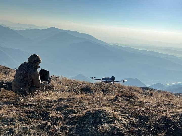 Milli vurucu İHA'mız KARGU, dağların kahramanları, Jandarma'nın yiğit komandoları ile terör operasyonunda 7/24 görev başında! 🇹🇷🇹🇷🇹🇷
 
STMSavunma