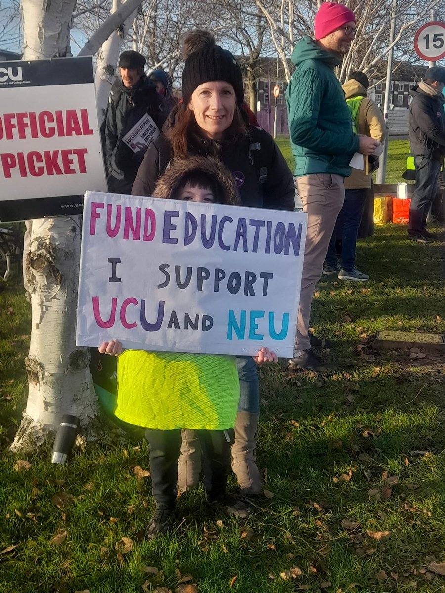 Nice to have some company on the picket line this morning. Supporting @LboroUCU @ucu and @NEUnion