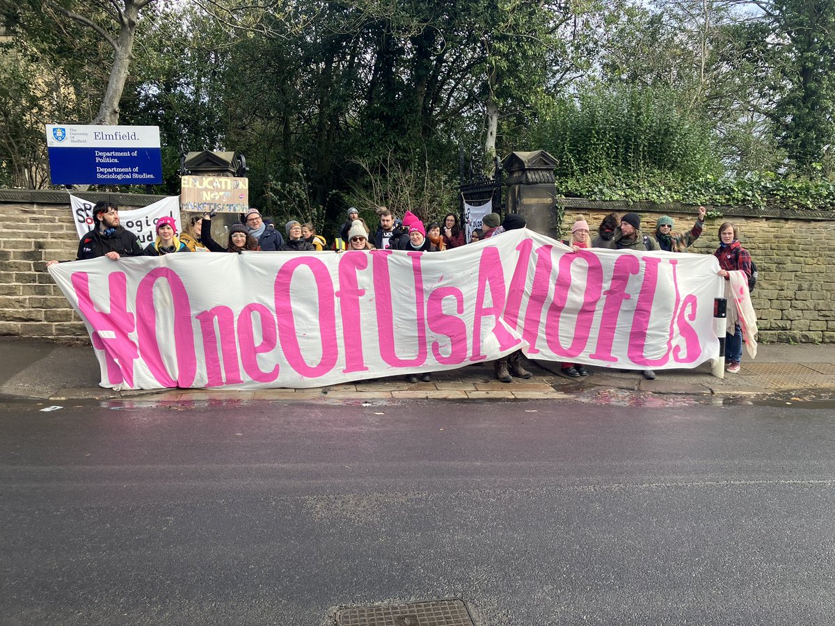 On the @sheffielducu politics department picket line ✊

#OneOfUsAllOfUs
#ucuRISING