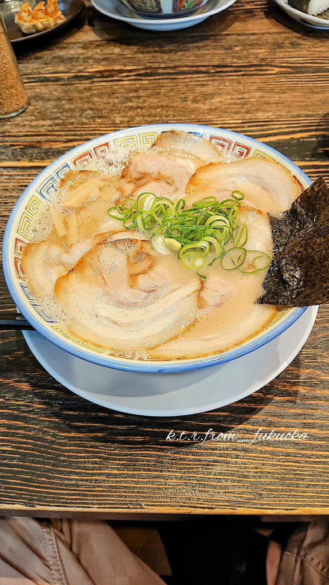 「久留米 大砲ラーメン 本店」 人気の秘密は 「呼び戻しスープ」 継ぎ足し継ぎ足しを重ね釜を 空にすることなく伝承した極旨スープ 場所↓↓ https://t.co/uNxMQ315z1