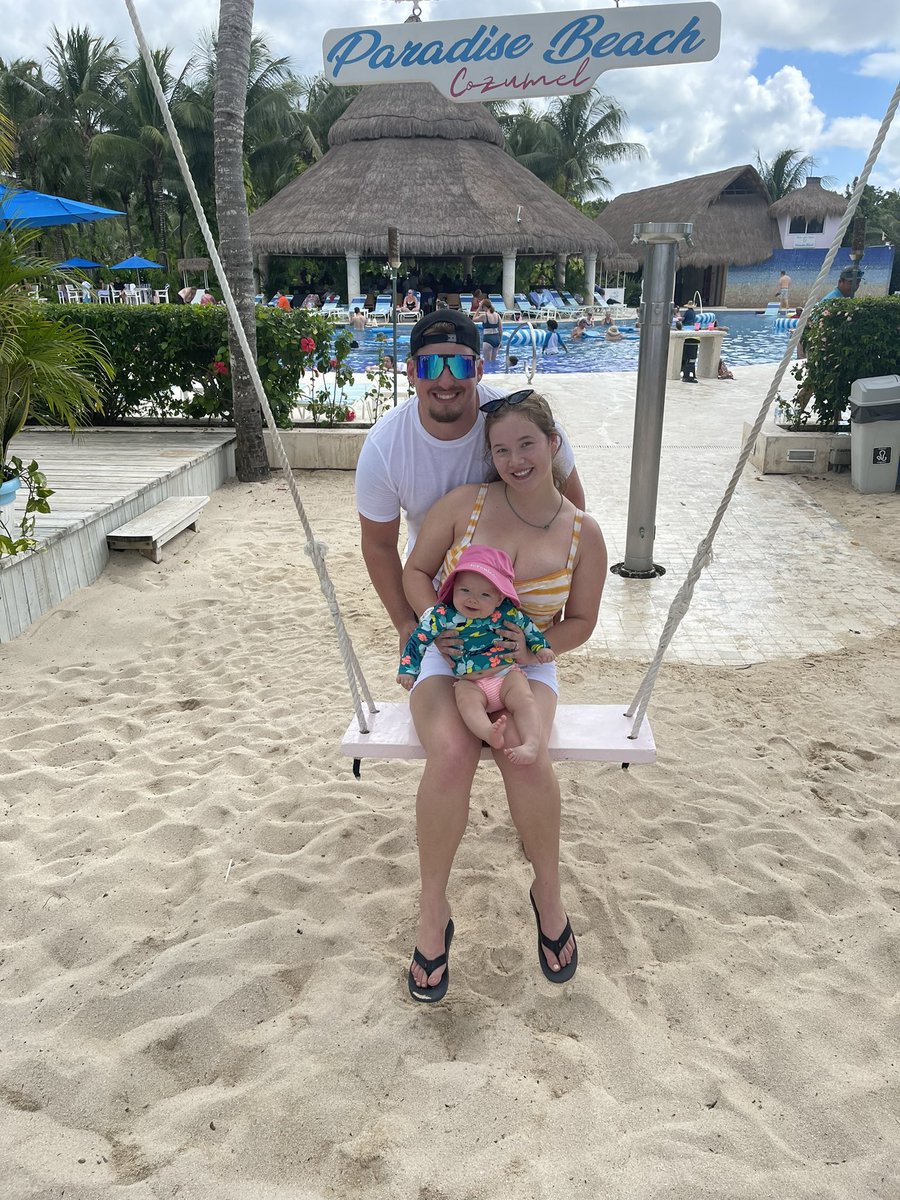 alexisshermann's tweet photo. Being a girl mommy is pretty cool 🤩 😎 💜💚 https://t.co/vP98ca4eHu