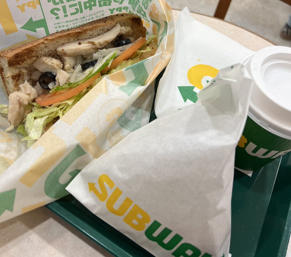 aaabbbccc445's tweet photo. ランチ
私だけじゃない。ハニーオーツ、みんな注文してる。
おススメのレモンソースで。
美味です♪
#サブウェイ
#新横浜
#サラダチキン
#ハーブソルトポテト
#ホットコーヒー https://t.co/cwz1Fsfrzt