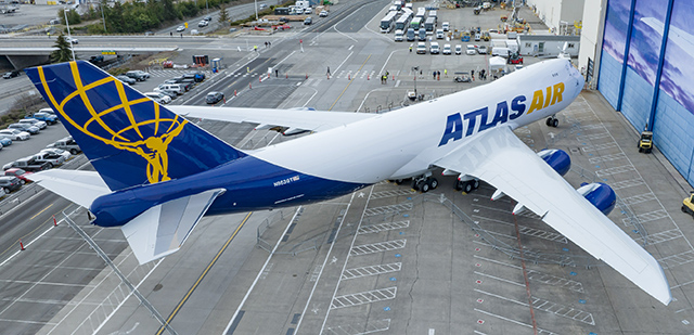 airjournal's tweet photo. Le dernier Boeing 747 est parti (photos, vidéos) https://t.co/bk3wnPsmjc https://t.co/giPZzg5M0k