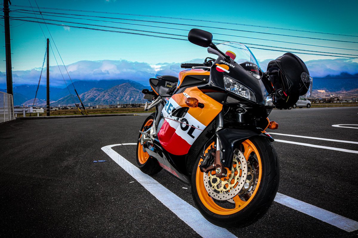 515ryoto0205's tweet photo. 名前：足立 涼斗
性別：男
年齢：22
住み：三重
車種：CBR1000RR sc57 レプソル
           TOYOTA 86
一言：Twitterのバイク投稿少ないですので、よければインスタのバイク垢覗いて下さい👀
インスタ(バイク垢)⇨ https://t.co/QN96H9jnLI
#バイク乗りとして自己紹介
#バイク乗りと繋がりたい https://t.co/CJFsXhYLZh