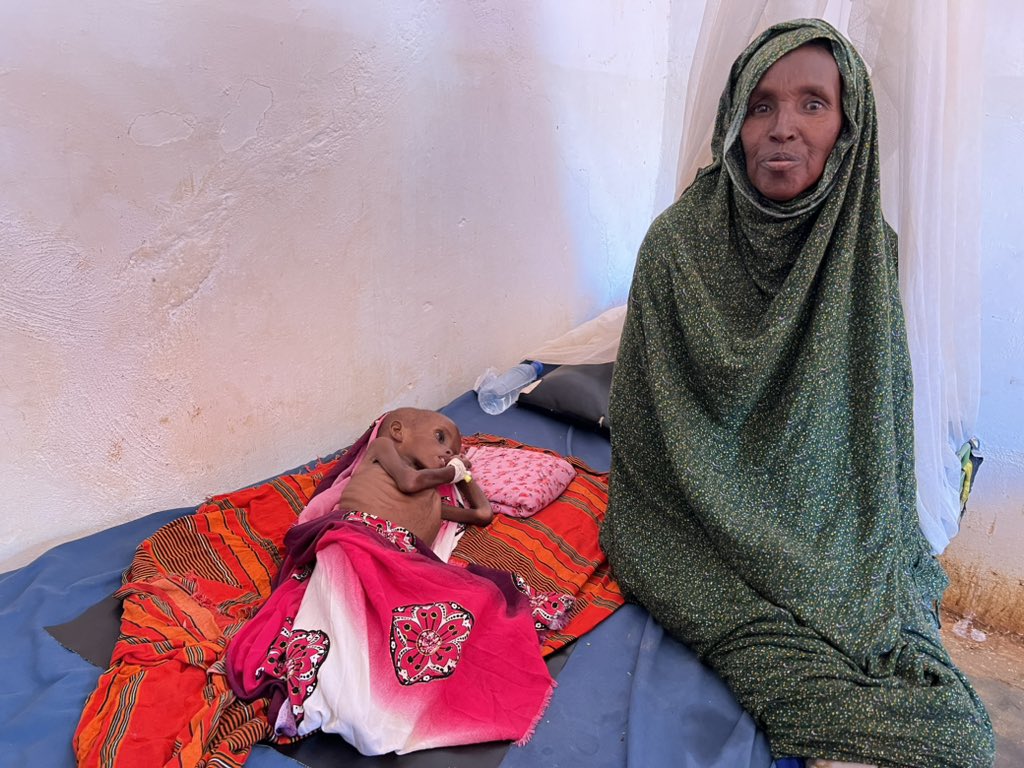 javierespinosa2's tweet photo. Regresando de una gira por #Somalia para informar sobre los millones que se enfrentan a una posible hambruna. No es justo que nuestra atención se centre exclusivamente en #Ucrania. Afortunadamente, allí nunca he visto este tipo de imágenes.Los africanos creen que es puro racismo. https://t.co/ZC8h4u2djg