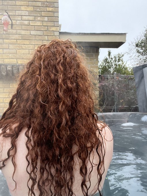 I think my hair froze over https://t.co/h0DlhMXbuS<a href="/tag/winterstorm"class="tags"><span>#winterstorm</span></a>