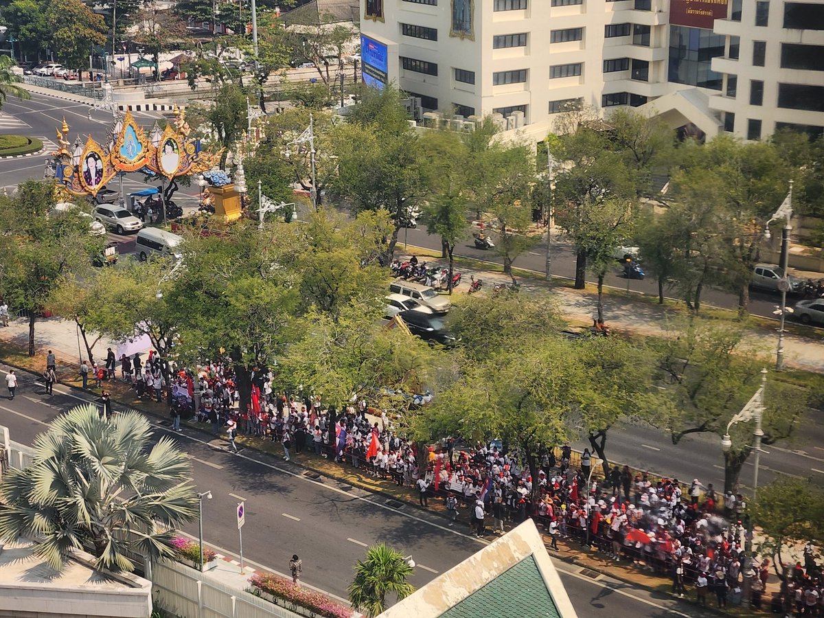 Reaproy's tweet photo. Large group of #Myanmar democracy &amp; human rights protesters gathered in #Bangkok right now outside of UN ESCAP building, chanting &amp; demanding freedom for their leaders &amp; an end to the SAC military dictatorship! Seen from windows of @OHCHRAsia office! #WhatsHappeninginMyanmar @hrw https://t.co/CoKwC2uCPA
