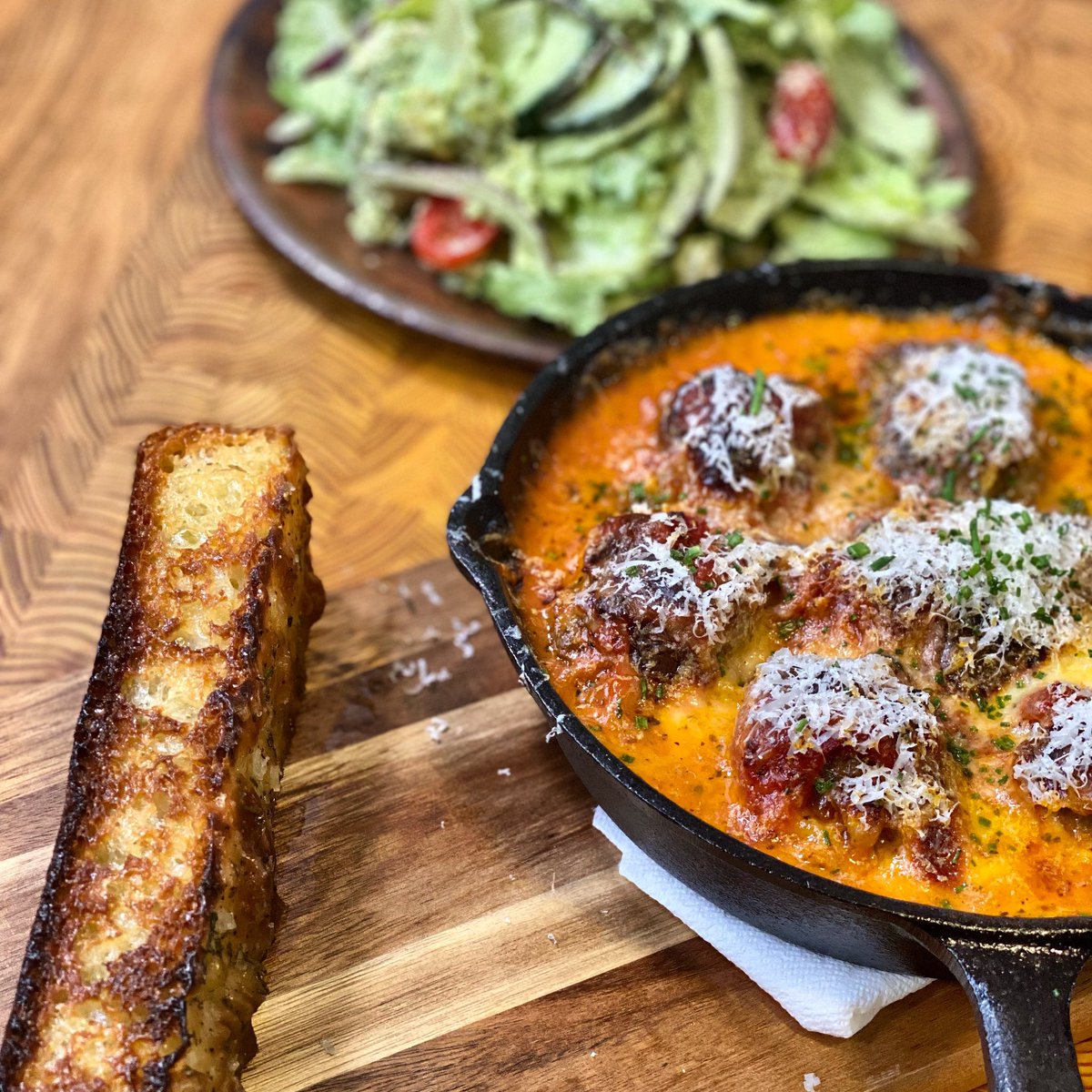 chefdepartytv's tweet photo. Meatballs, focaccia, and a green goddess salad. https://t.co/eyX7As75Ik