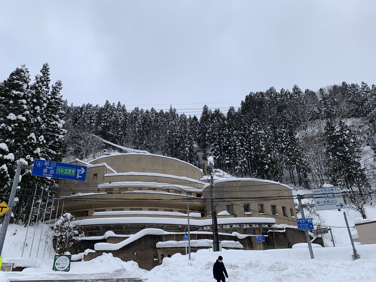 FudoJuli's tweet photo. お正月から1ヶ月ずらして遅めの家族で再会。富山県の黒部宇奈月駅。着いてすぐに家族が好きな美術館巡り。入ると、雪山を背景にして響くジャズライブ。コーヒーの香り、全国の画家たちが描いた黒部峡谷の迫力の大きな絵画たち。2時間20分前は東京駅にいたとは思えない。 https://t.co/icprTDZdqm