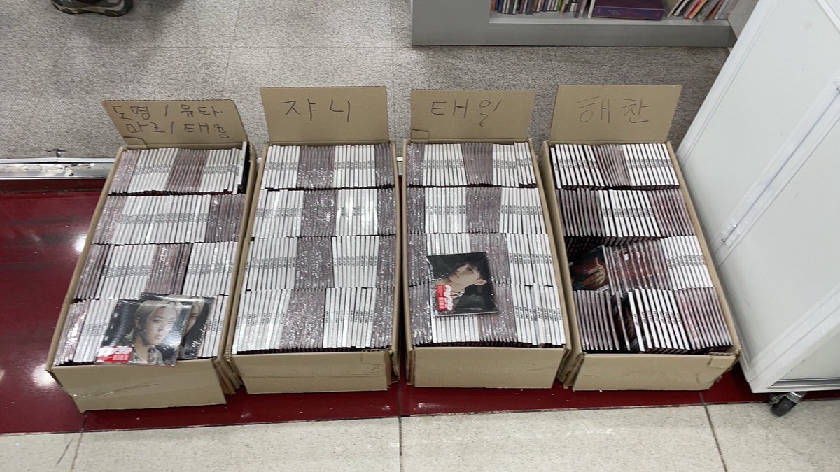 Menaingp's tweet photo. รับหิ้ว 
mini  450 
digipack  420 
ฟตบ       650 

ส่งกลับแอร์ค่าส่งในไทย 50.-

#ตลาดนัดnct127 #ตลาดนัดnct127 https://t.co/ClmyRHvytf