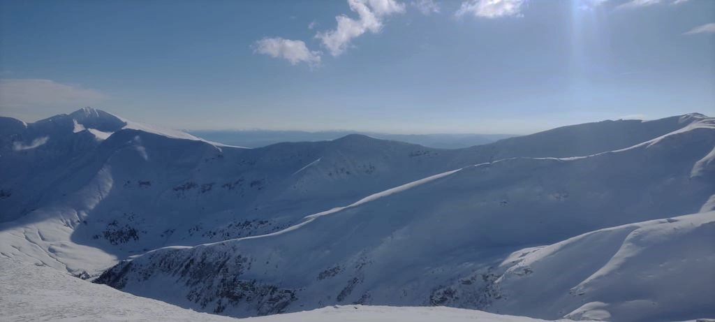 RNP_Romsilva's tweet photo. Poze recente din Parcul National Muntii Rodnei cu munții și păduri mângâiate de zăpadă.
#Rodna #Romanian #mountains #snow #WINTER #NaturePhotography #naturelovers #NationalParks https://t.co/YjcKpSvZXW