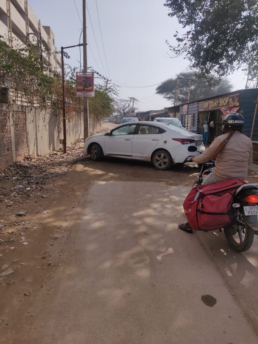 SikanderBoparai's tweet photo. @FBAwinterhill77 @MCManesar @DC_Gurugram @dtcphry @mlkhattar @cmohry ...pl is a affair for Winter Hills-77 of approved housing project where no access..only kuchha road blocked by private land owner. Resident left by Builder to fight on their own for such mess from past 4 years. https://t.co/1y80ffwGeG