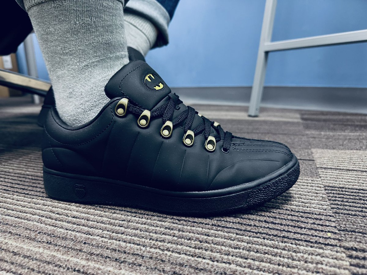 jokermaster619's tweet image. เก็บลืมใส่เลยครับ เป็นคู่ที่ใส่แล้วหลวมอ่าาาา #KSwiss #KSwissClassic #KSwissClassic2000 #KSwissBatman #Batman1989 ใครเจอแนะนำลดครึ่งไซส์ครับ หน้าบีบหน่อย หลังกระดกๆ5555 แต่ใส่ได้นานและไม่เจ็บเท้า วัสดุยางแบบชุดแบทแมนเวอร์ชั่นคีตัน^^ มี #BatArangs มาให้ห้อยด้วย แต่มันน่ารำคาญฮะ