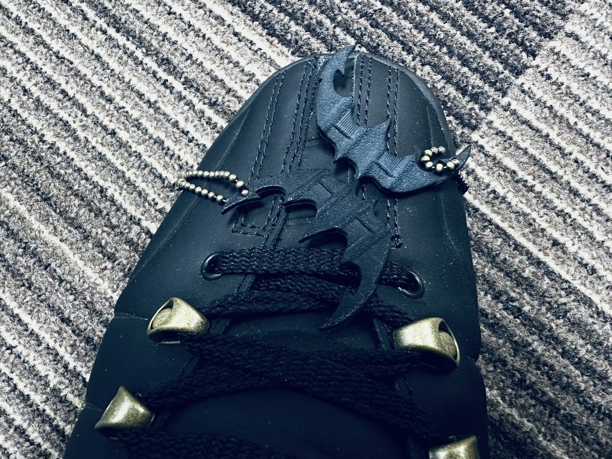 jokermaster619's tweet image. เก็บลืมใส่เลยครับ เป็นคู่ที่ใส่แล้วหลวมอ่าาาา #KSwiss #KSwissClassic #KSwissClassic2000 #KSwissBatman #Batman1989 ใครเจอแนะนำลดครึ่งไซส์ครับ หน้าบีบหน่อย หลังกระดกๆ5555 แต่ใส่ได้นานและไม่เจ็บเท้า วัสดุยางแบบชุดแบทแมนเวอร์ชั่นคีตัน^^ มี #BatArangs มาให้ห้อยด้วย แต่มันน่ารำคาญฮะ