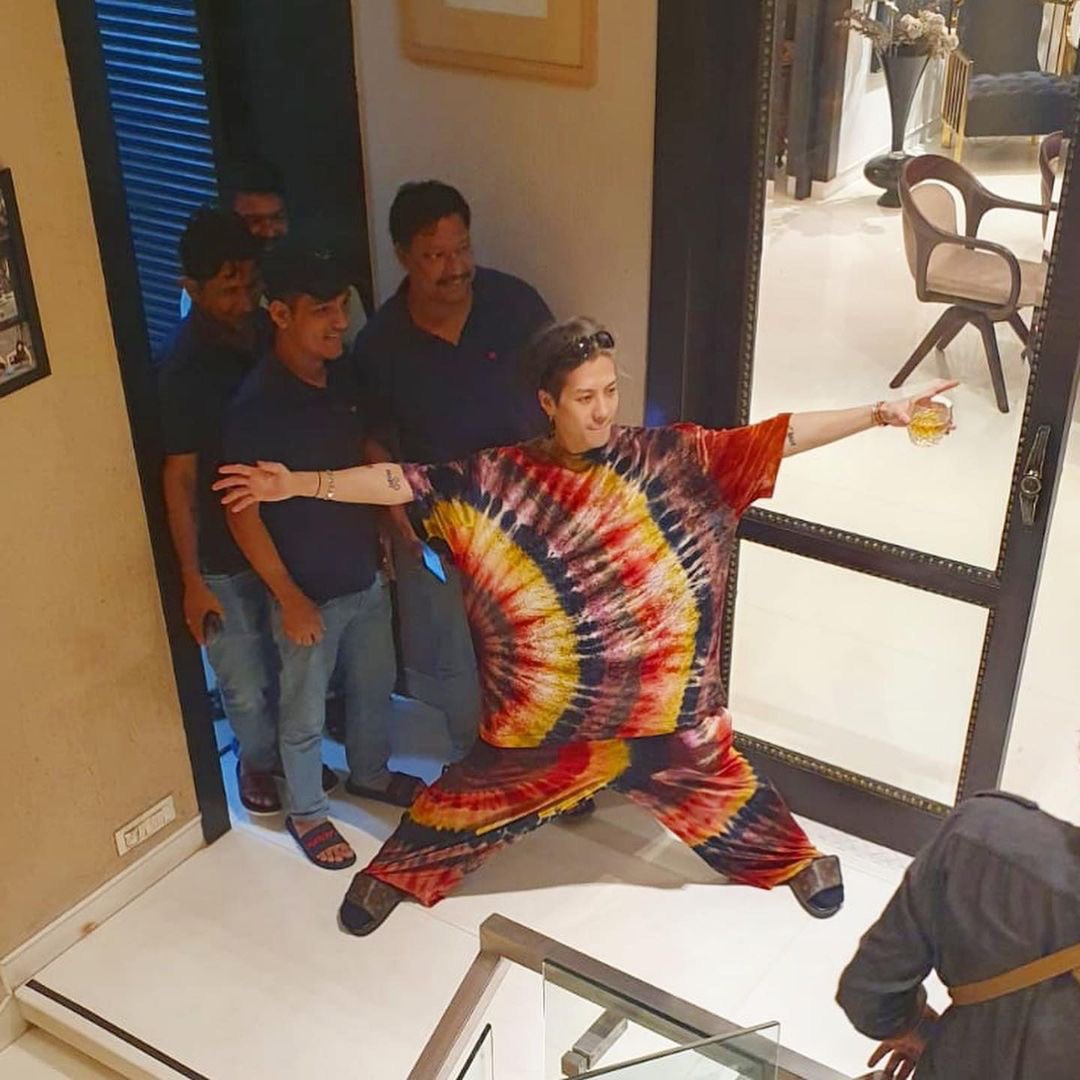 iHrithik's tweet image. What a delightful experience meeting you Jackson. Such a kind hearted rock star. Loved hearing about your journey, I hope you continue to grow both as the star and human. Thanks for the music and for the love you gave my family and home staff.