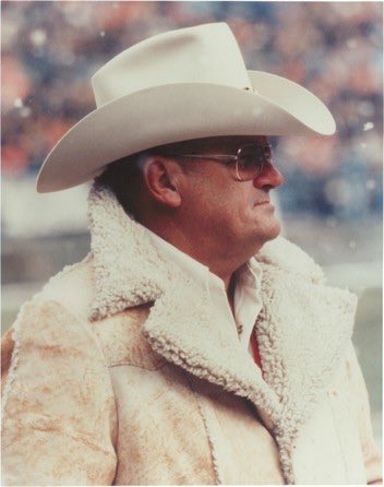 TEmUpPod's tweet image. Bum Phillips appreciation post:

🤠 2x AFC Champ. appearances
🤠 55-35 record w/ Houston Oilers
🤠 Never wore his trademark hat indoors because it was ‘disrespectful’ according to his mom

#Texan #NFLThrowback