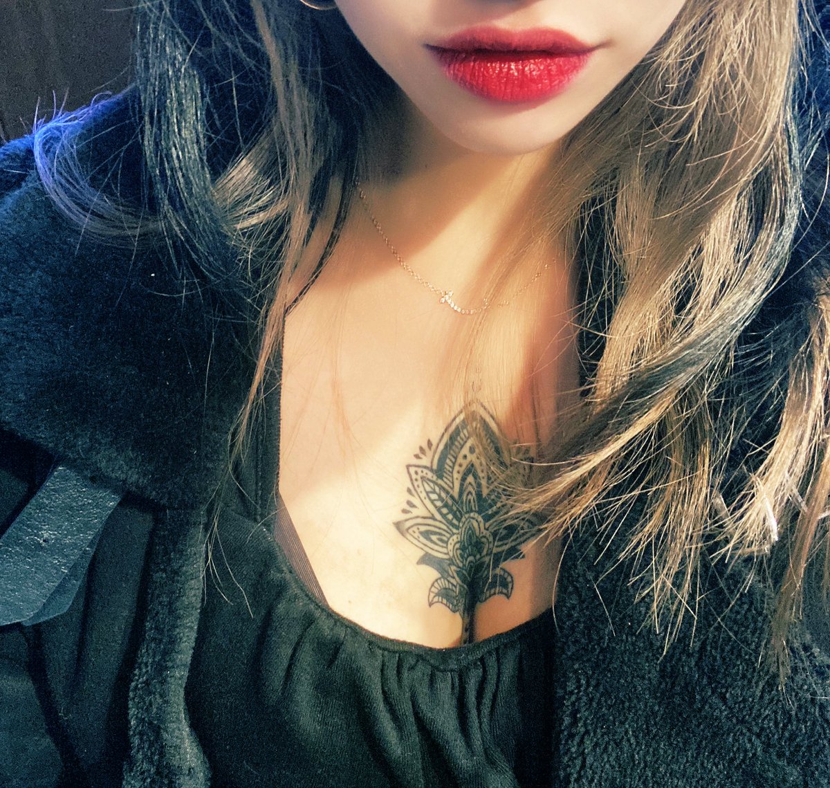 고기냄새 풀풀 풍기며 #디자 간날
.
.
#트린이 #섹트 #입술 #타투 #맘눌뎀