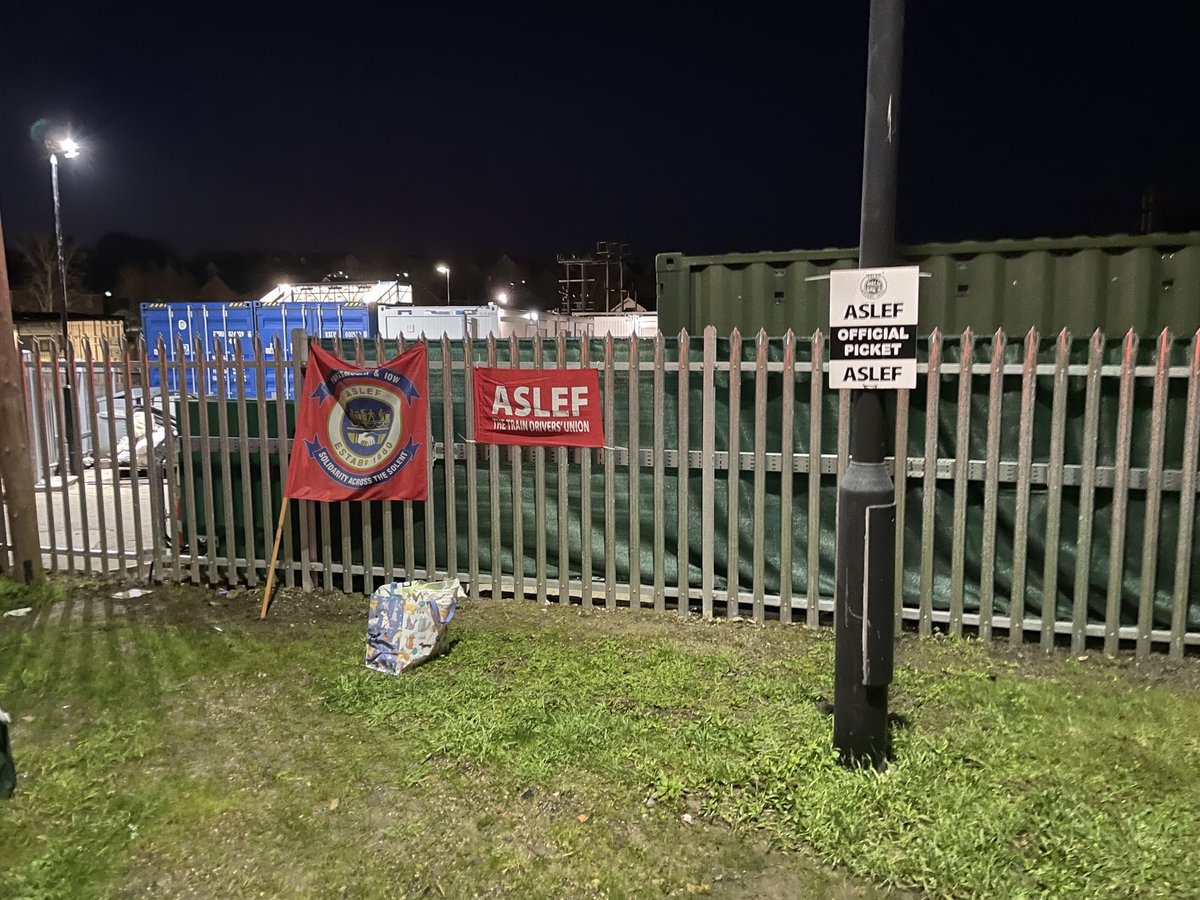 Alan192's tweet image. Setting up ready for Island Line Picket #RightToStrike, ⁦@ASLEFunion⁩, ⁦@MickWhelanASLEF⁩