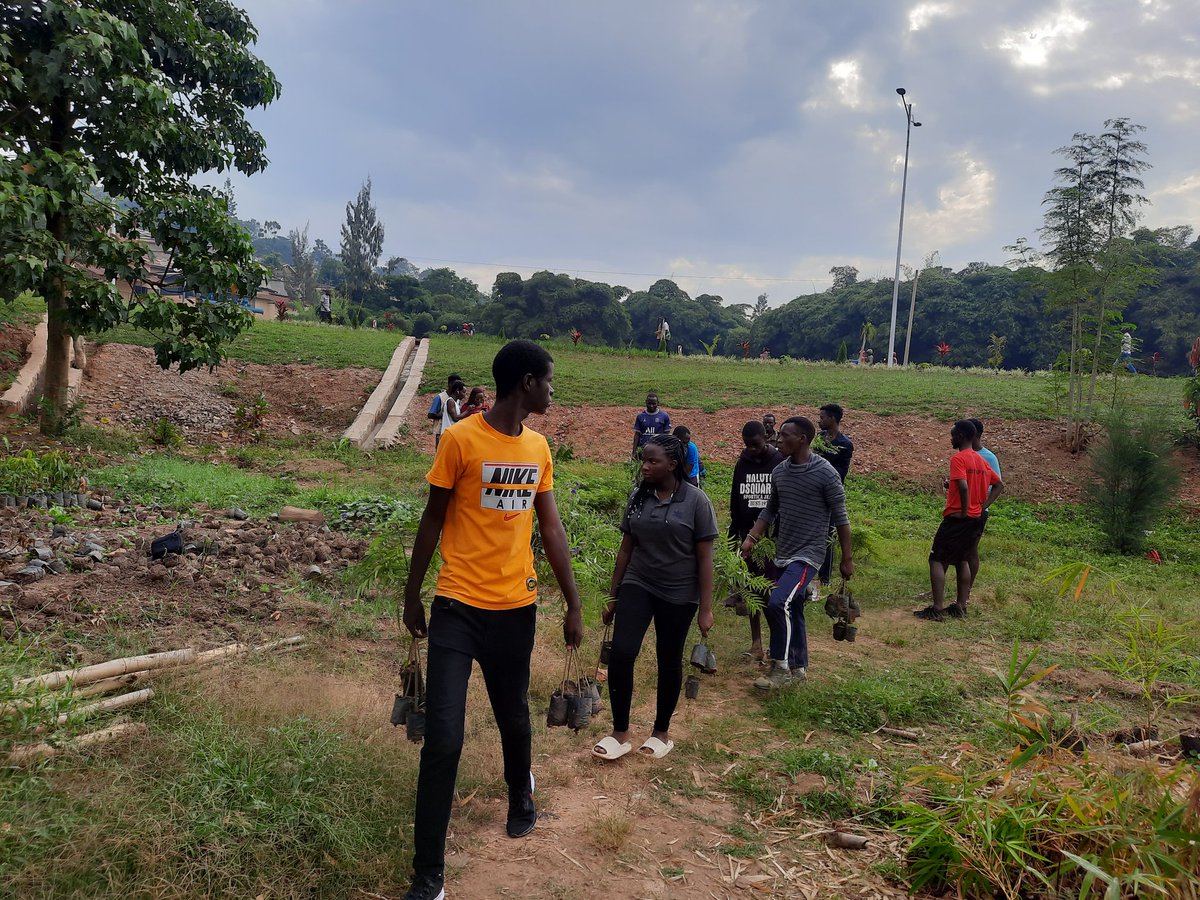 Birikuba <a href="/RwandaYouthVol1/">Rwanda Youth Volunteers</a> muri <a href="/Kacyirusector/">Kacyiru Sector</a> Mukwizihiza Umunsi w'Intwari,Urubyiruko dufatanyije n'Inzego zibanze,Twazindukiye Mu muganda w'isuku hafi n'inkengero y'Umuhanda mu kagari ka <a href="/kamutwa/">Karish kamutwa raha</a> <a href="/Gasabo_District/">Gasabo District</a> <a href="/RwandaLocalGov/">Ministry of Local Government | Rwanda</a> <a href="/JCMusabyimana/">J Claude Musabyimana</a> <a href="/KubanaRichard/">Kubana Richard</a> <a href="/RYVCP_Gasabo/">GASABO YOUTH VOLUNTEERS</a>